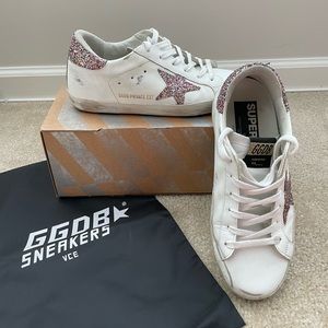 Golden Goose Superstar Sneakers
White leather 
Pink glittery star and heel tabs